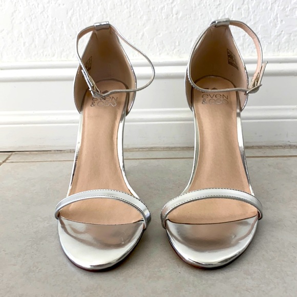 Beautiful Silver heeled sandals - Picture 2 of 9